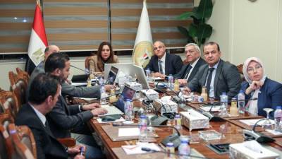 وزيرة التنمية المحلية تبحث مع محافظ القليوبية الموقف التنفيذي لعدد من المشروعات