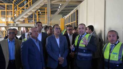 رئيس الوزراء يتفقد مصنع شركة "كناوف" الألمانية للألواح الجبسية