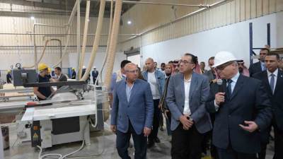 رئيس الوزراء يتفقد مصنع "يونيفرسال للأثاث" بحي عتاقة بمحافظة السويس