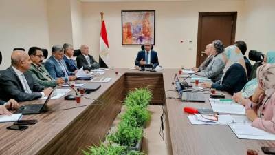 سيد إسماعيل يلتقي مسئولي الشركات المحلية المتخصصة في صناعة مكونات مشروعات الصرف الصحي