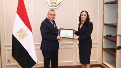 وزيرة التضامن تتسلم شهادة الهرم الأخضر من المركز القومي لبحوث الإسكان والبناء