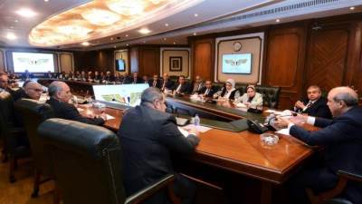 وزير الطيران يعقد اجتماع مع مديري المطارات المصرية