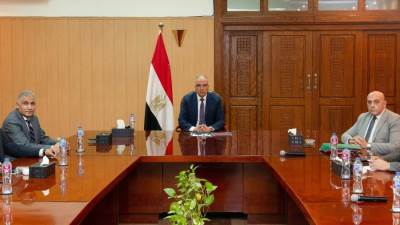 وزير الري يتابع موقف عدد من الطلبات المقدمة من الأهالي بالوادى الجديد