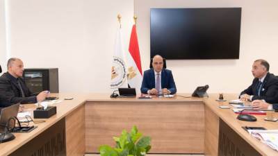 وزير الري يناقش سُبل تعظيم الإستفادة من مراكز الصيانة التابعة لهيئة الصرف