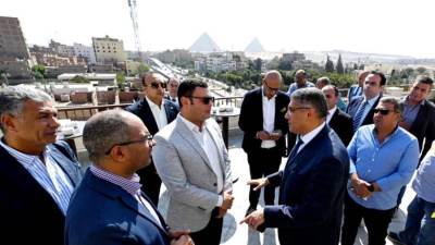 وزير الإسكان ومحافظ الجيزة يعقدان اجتماعاً بالمنطقة المحيطة بالأهرامات لاستعراض مخطط تطويرها