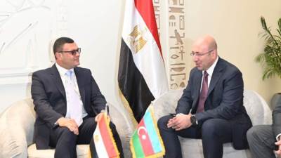وزير الإسكان يعرض على نظيره الأذربيجاني والوفد المرافق له التجربة العمرانية المصرية