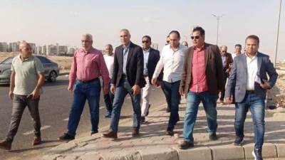 أمين غنيم يتفقد المشروعات الجاري تنفيذها بمدينتي العاشر من رمضان والشروق