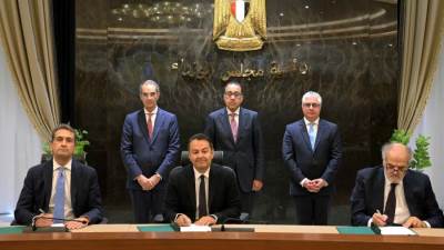 مدبولي يشهد توقيع عقد حق انتفاع لإنشاء مركز "كيميت" للبيانات بقناة السويس