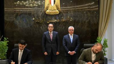 رئيس الوزراء يشهد توقيع عقد بين سيراج الصناعية وشركة (VESRA – Honeywell)