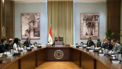 رئيس الوزراء يستعرض موقف مشروع "مصنع سيراج" لتوطين مكونات منتجات الإضاءة