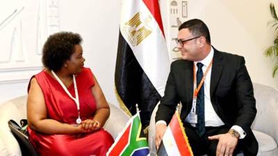 وزير الإسكان يعرض على نظيرته من جنوب أفريقيا التجربة العمرانية المصرية