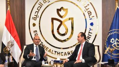 رئيس الرعاية الصحية يبحث أوجه التعاون مع رئيس استرازينكا مصر 