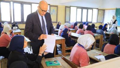 وزير التعليم يتابع انتظام العملية التعليمية في مدارس إدارة المرج التعليمية