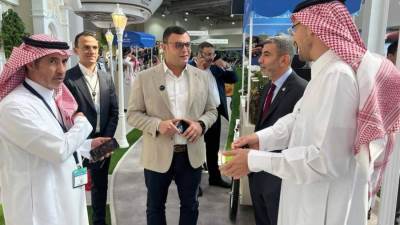 وزير الإسكان يتفقد الجناح المصرى بمعرض سيتى سكيب