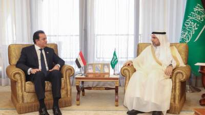 نائب رئيس الوزراء يلتقي وزير الصحة السعودي لمناقشة مستجدات التعاون المشترك