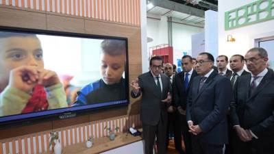 رئيس الوزراء يتفقد جناح مبادرة بداية جديدة لبناء الإنسان المصري