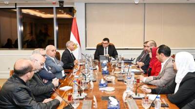 وزير الإسكان يتابع سير العمل بمدن غرب القاهرة