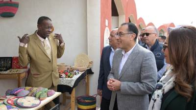 رئيس الوزراء يتفقد القرية التراثية بالخارجة ومعرض أيادي مصر