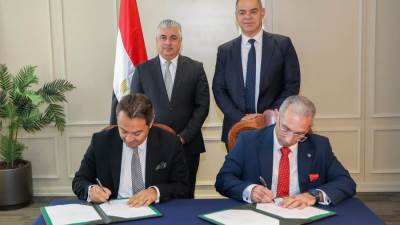 اقتصادية قناة السويس توقع عقد انتفاع بالأرض مع أوراسكوم للمناطق الصناعية