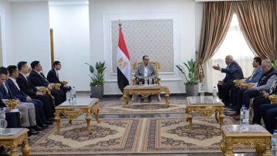 رئيس الوزراء يلتقي وفدا من مؤسسة رجال الأعمال المصريين الصينيين