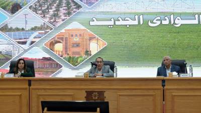 رئيس الوزراء يعقد لقاء جماهيريا مع نواب البرلمان والعمداء والمشايخ بالمحافظة