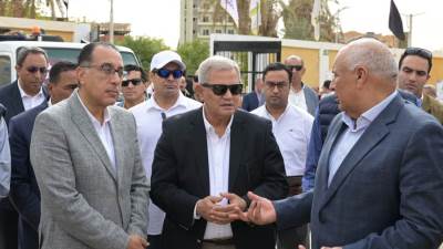 مدبولي يتفقد اصطفاف المعدات الخاصة بقطاع مياه الشرب والصرف الصحي بمدينة الخارجة