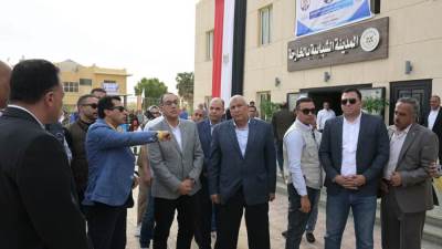 رئيس الوزراء يتفقد المدينة الشبابية بالخارجة بمحافظة الوادي الجديد