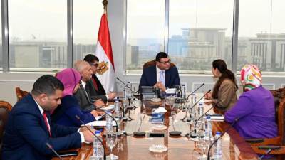وزير الإسكان يبحث أوجه التعاون مه مجموعة النساجون الشرقيون الصناعية