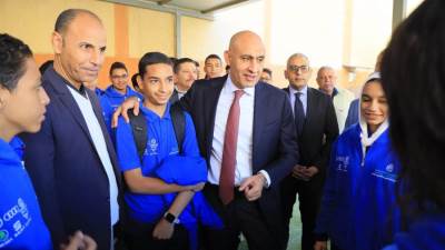 وزير التربية والتعليم يتفقد مدرسة فولكس فاچن للتكنولوجيا التطبيقية