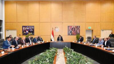 وزير الإسكان يتابع مع موقف تنفيذ مشروعات العلمين الجديدة