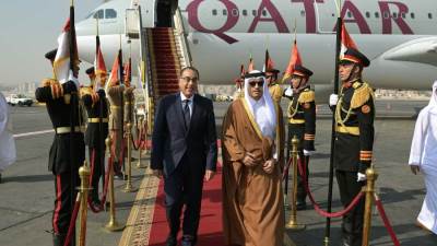 رئيس الوزراء يستقبل نظيره القطري بمطار القاهرة الدولي