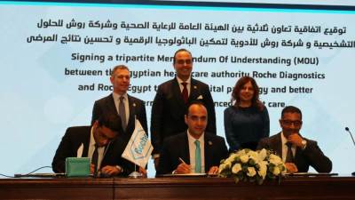 رئيس الرعاية الصحية والمدير العام لشركة روش يشهدون توقيع اتفاقية تعاون مشترك