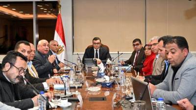 وزير الإسكان يتابع منظومة الصرف بالعاشر من رمضان