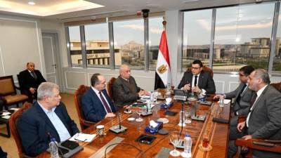 وزير الإسكان يستعرض التقنيات الحديثة المستخدمة فى مجال التحلية