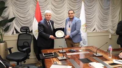 وزير التعليم العالي يكرم صاحب الميدالية البرونزية في المعرض الدولي للاختراعات