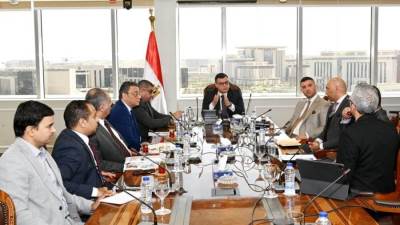 وزير الإسكان يبحث مع مسئولى شركة "سُكنى" سبل التعاون