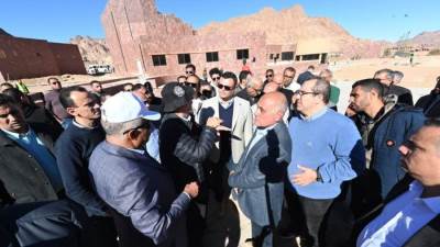 وزير الإسكان يتفقد سير العمل بالنزل البيئى الجديد والبلدة التراثية بموقع التجلى الأعظم