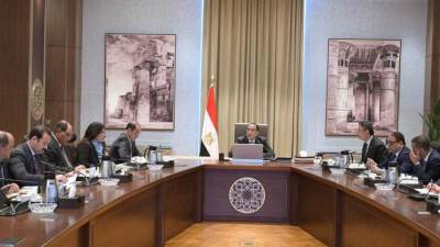 رئيس الوزراء يُتابع الموقف الخاص بتدبير الأقماح