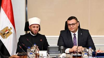 وزيرا الإسكان والأوقاف يناقشان عدداً من الموضوعات المشتركة