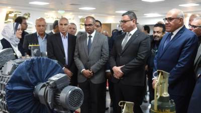 وزير الإسكان ورئيس الهيئة العربية للتصنيع يتفقدان مركز التصنيع الرقمي بمصنع المحركات