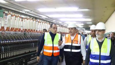 وزير قطاع الأعمال يتفقد مصانع شركة مصر شبين الكوم للغزل والنسيج بالمنوفية