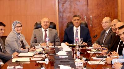 وزير الصناعة والنقل يبحث مع محافظ الجيزة تحديات المناطق الصناعية بالمحافظة