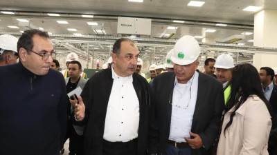 وزير قطاع الأعمال العام يقوم بجولة تفقدية بشركة "غزل المحلة" 