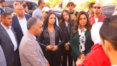 وزيرة التضامن تتفقد المركز اللوجستي والمخزن الجمركي للهلال الأحمر المصري بالعريش