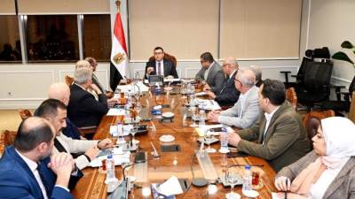 وزير الإسكان يتابع خطة مد وتدعيم شبكات مياه الشرب والصرف الصحى