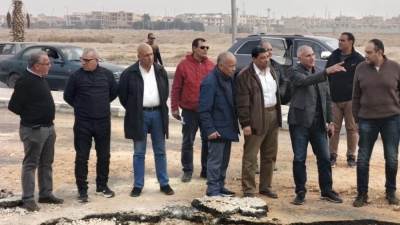 أمين غنيم يتابع مشروعات المرافق والطرق بمدينة الشروق