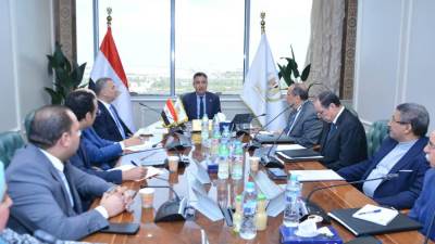 وزير التموين يتابع الاحتياطي الاستراتيجي من السكر مع الشركات التابعة للوزارة