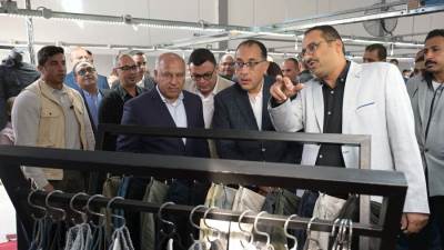 رئيس الوزراء يتفقد مصنع "إي بي إم تكستايل" للملابس الجاهزة