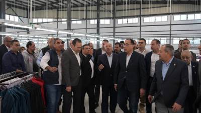 رئيس الوزراء يتفقد مصنعي "ستريت ايه جينز" للملابس الجاهزة و "أنتيك" للملابس