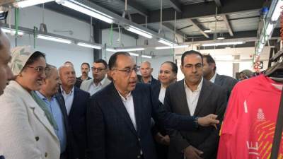 رئيس الوزراء يتفقد مصنع " إيمرلي" لطباعة الأقمشة وقطع الليزر